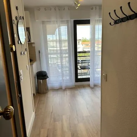 En Etage, Front De Apartment